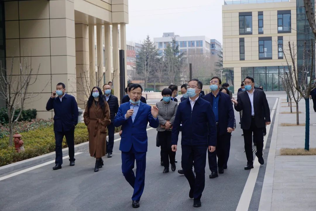 城阳区区长殷连刚、副区长宋甜甜一行到城阳协同创新产业园考察调研